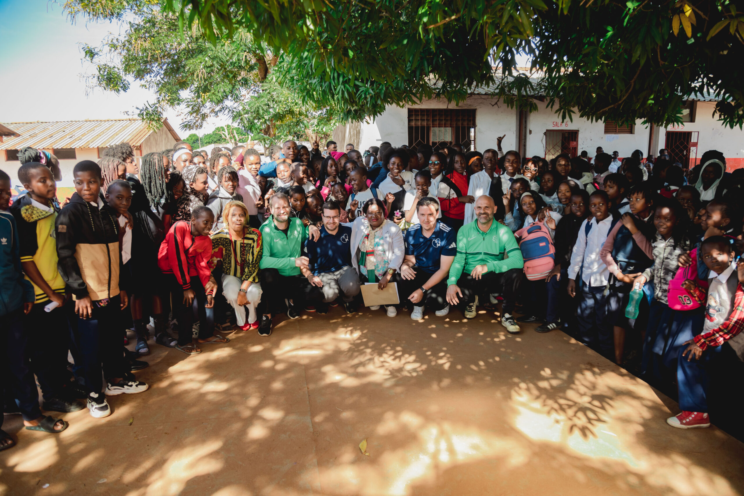 Coaches and youth teams during the project visit in Albasine, Maputo